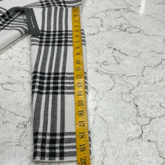 TAHARI Turtleneck sweater with black and white check print.Size XS - Picture 7 of 7